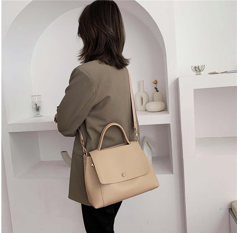 Fashionable and versatile large capacity messenger bag