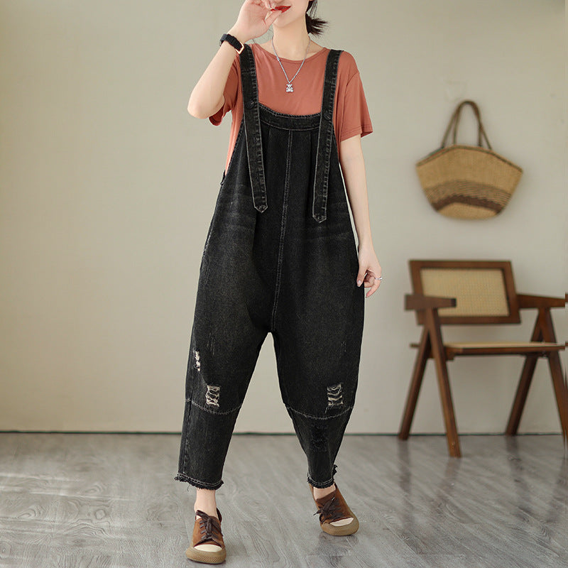 Moderigtige slidte denim-bukser med stropper