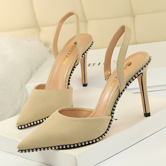 Pierced back trip rivet pointed sandals