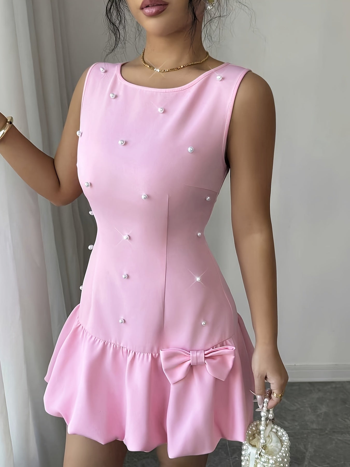A New Spring And Summer French Elegant Mini Dress With A Round Neck And A Well-fitted Sleeveless Design, Decorated With Pearls And Bows