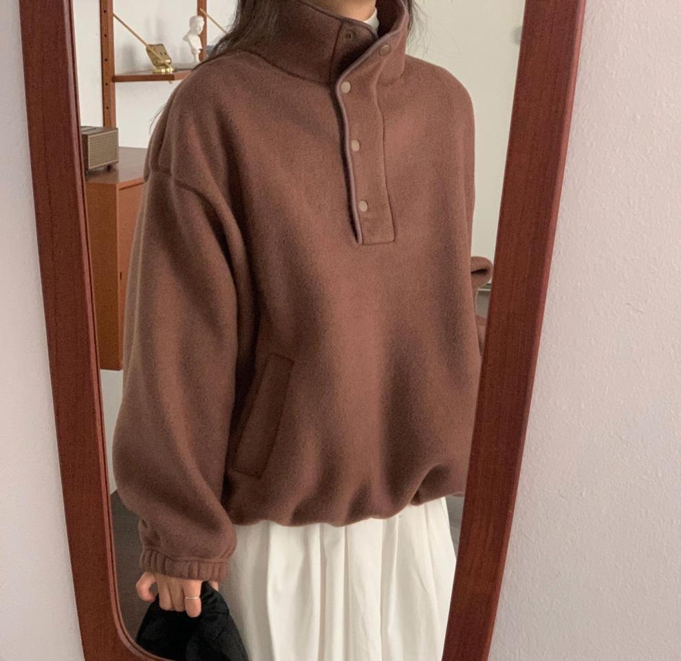Fleece-sweater med opretstående krave og løs pasform