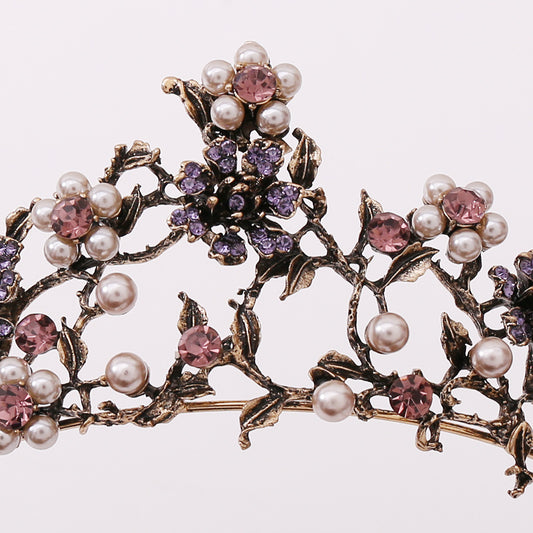 Blomsterbelagt brudetiaret med sorte diamanter og barokperler