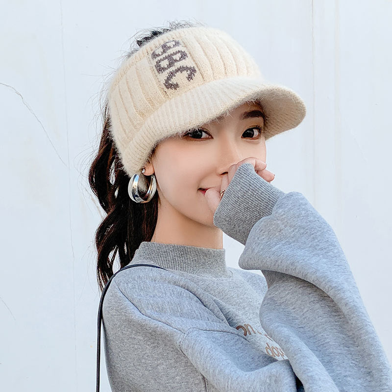 Women's Wool Hat Knitting In Autumn And Winter