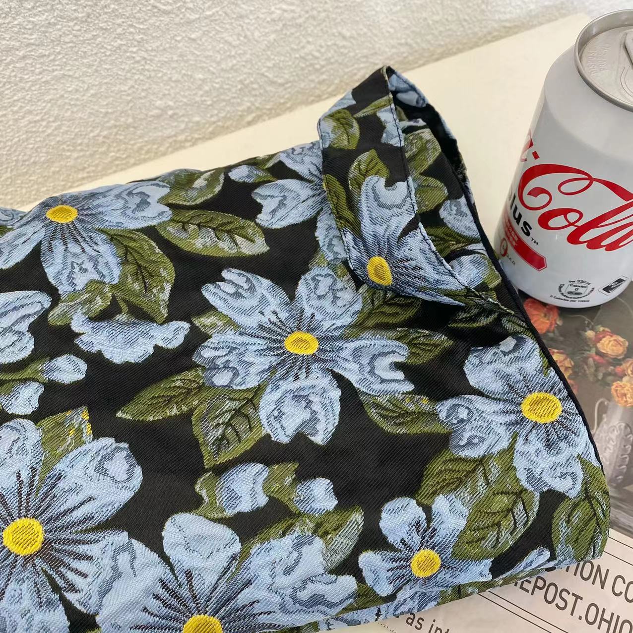 Vintage Flowers Carry Three-dimensional Brocade Under Armpits