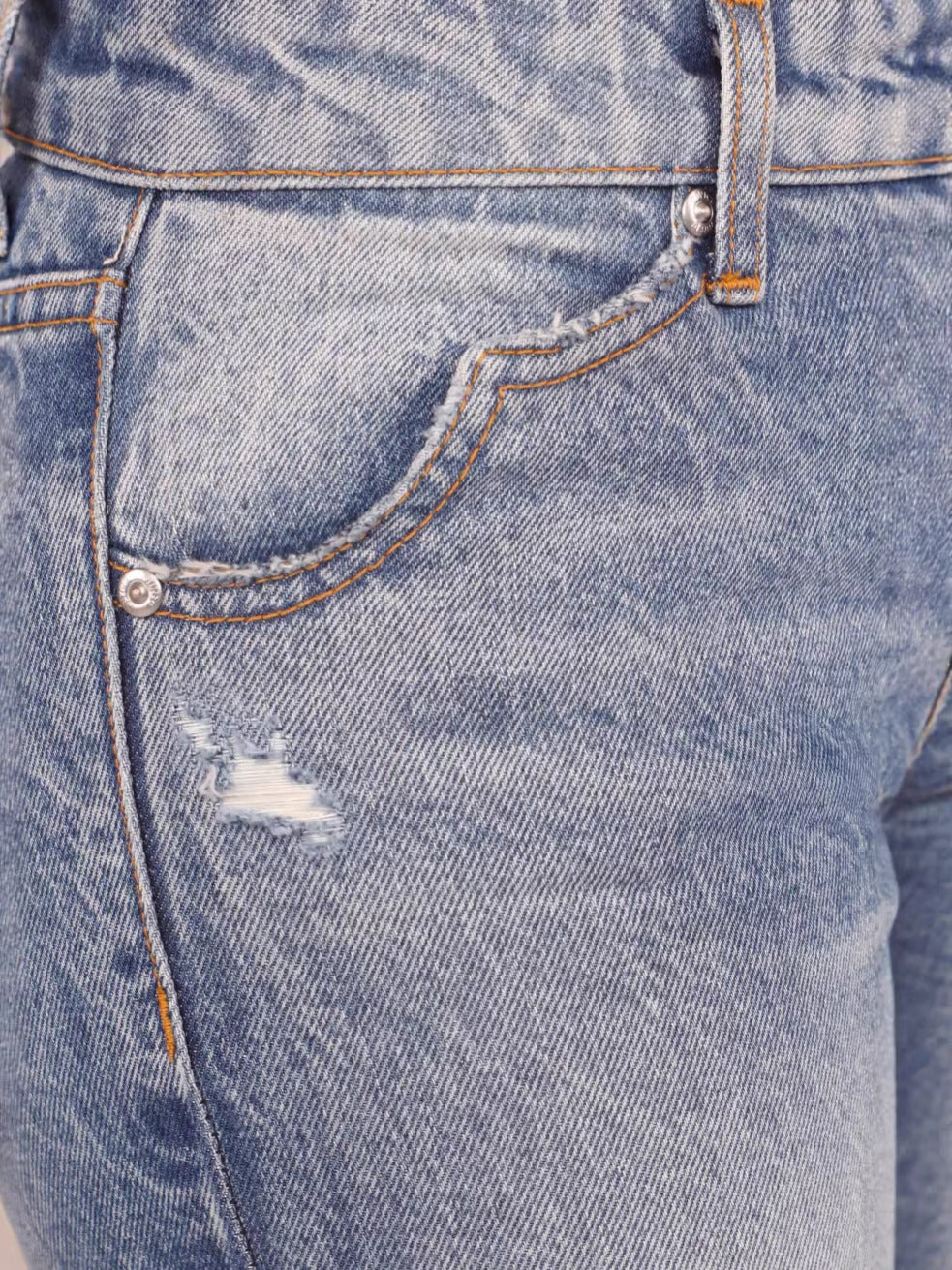 Flared denimjeans med et retro Y2K-vibe og en vasket og slidt finish for et cool og råt look