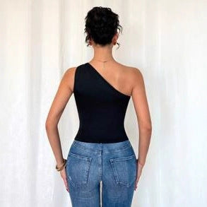 Minimalist Sleeveless One-shoulder Vest With A Metal Ring Detail