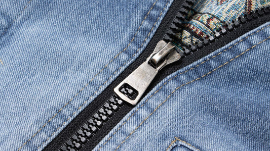 Jakke i denim med lynlåslukning og syninger