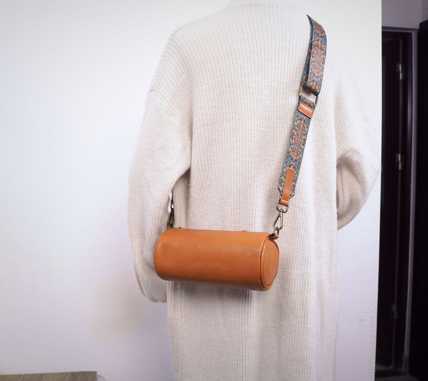 Top Layer Cowhide Leather Single-shoulder Bag Wide Shoulder Strap Round Bag