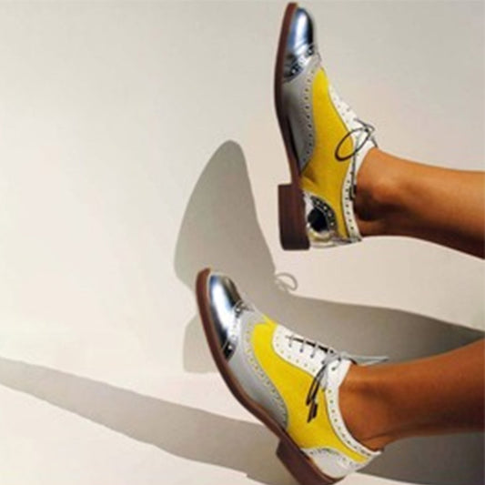Dame fashionable pumps med lav blokhæl, rund tå og snøring foran