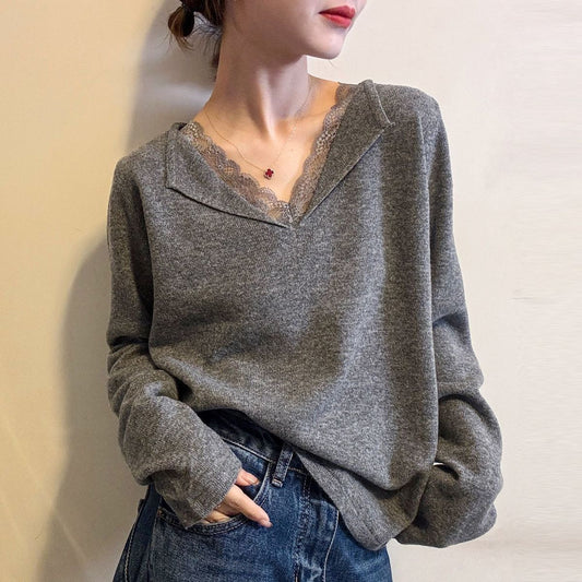 Strikket sweater med blondekant – Et stilfuldt og alsidigt stykke tøj, der udstråler elegance