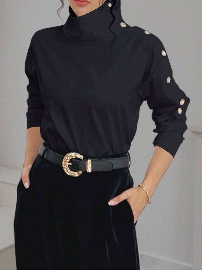 Damebluse med høj hals, metal-knapper og off-shoulder-design