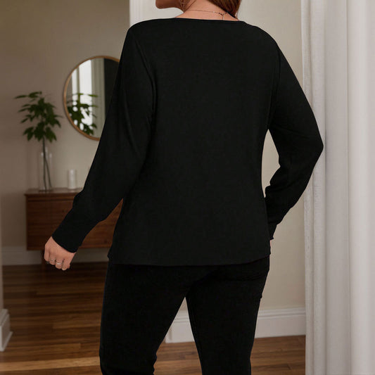 Doven sort V-hals-top i fransk stil med draperet krave og elegant inderside