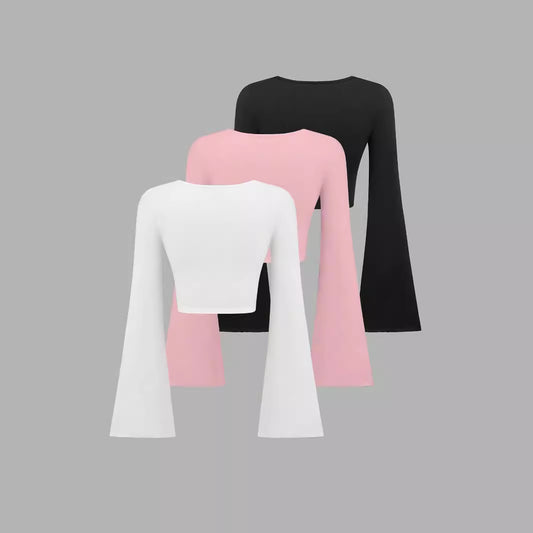 Moderigtig ensfarvet t-shirt med bådudskæring, trompetærmer og slank pasform