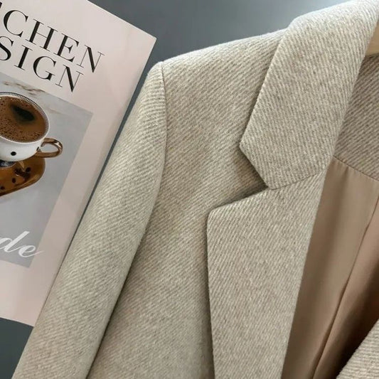 Eksklusiv habit i britisk stil til kvinder, der matcher til alt