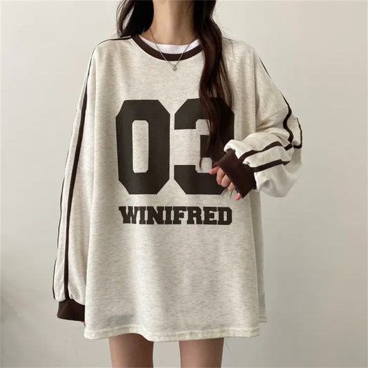Rundhalsdesign, syninger, pullover og fleecetrøje