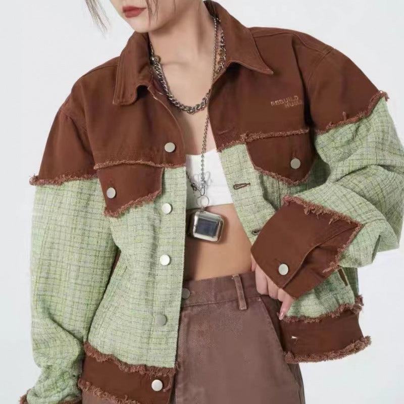 Hot pige i denimshorts med tweed-syninger