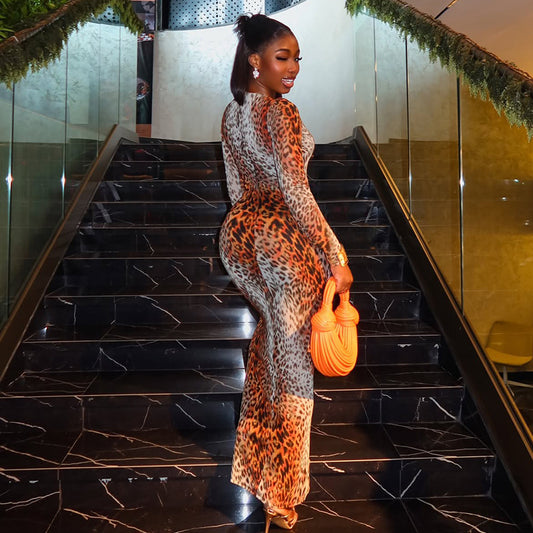 Elegant Close-fitting Dress With A Round Neck And Long Sleeves