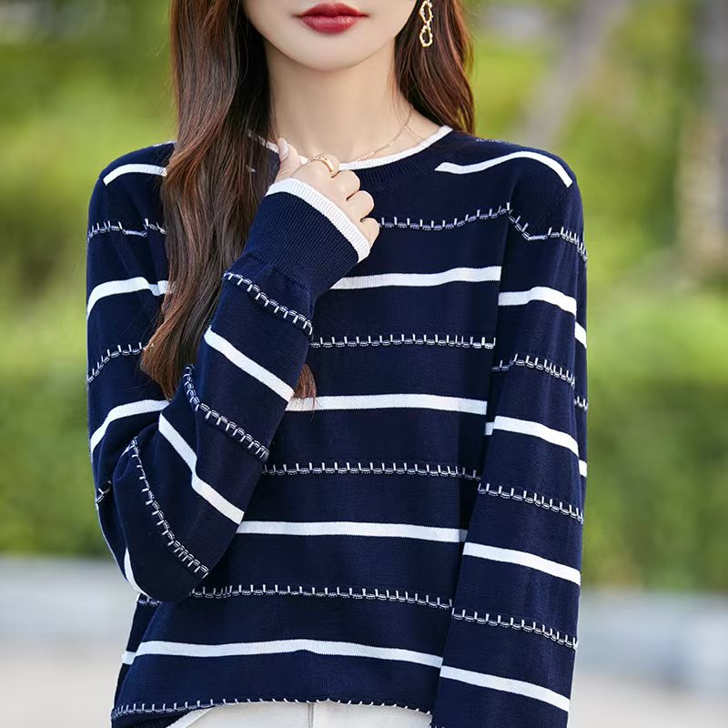 Womens Striped Long-Sleeve Sweater With A Crew Neck For FallWinter