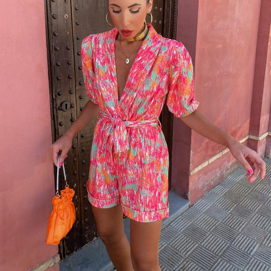 Jumpsuit med dyb V-hals, pufkortærmer, print, elastisk talje og lommer