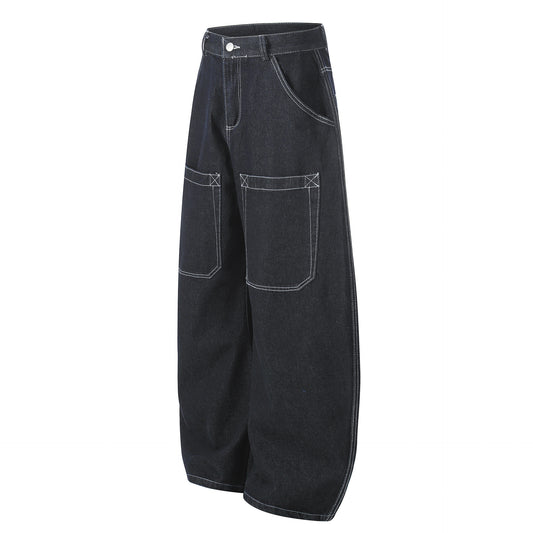Damejeans med vide ben og synlige syninger på værktøjslommerne