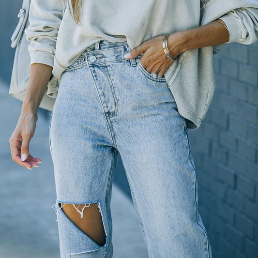 Hundredvis af jeans med flosset hul og slidt kant