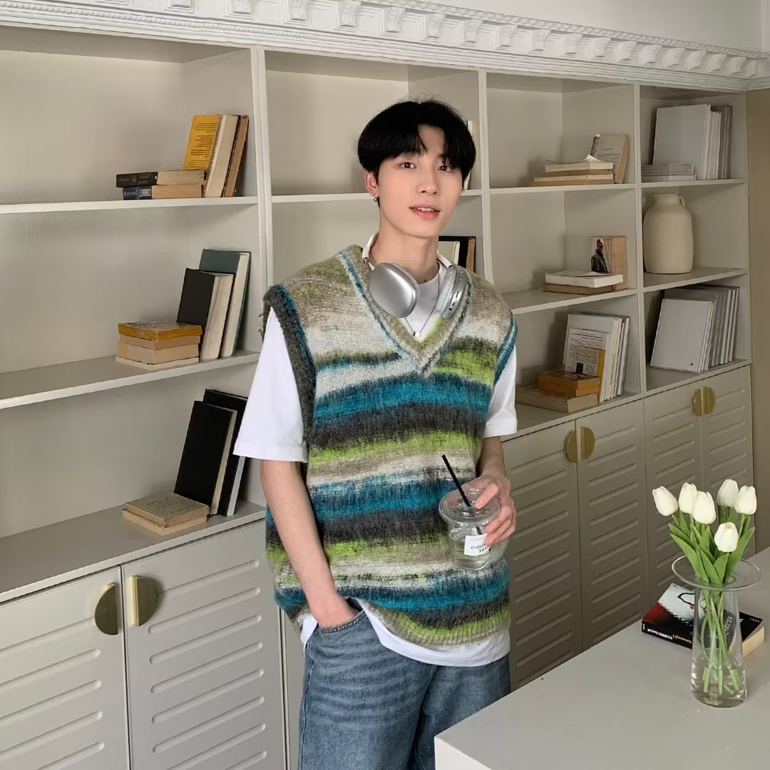 Men's Gradient Knitted Loose V-neck Sleeveless Sweater Vest