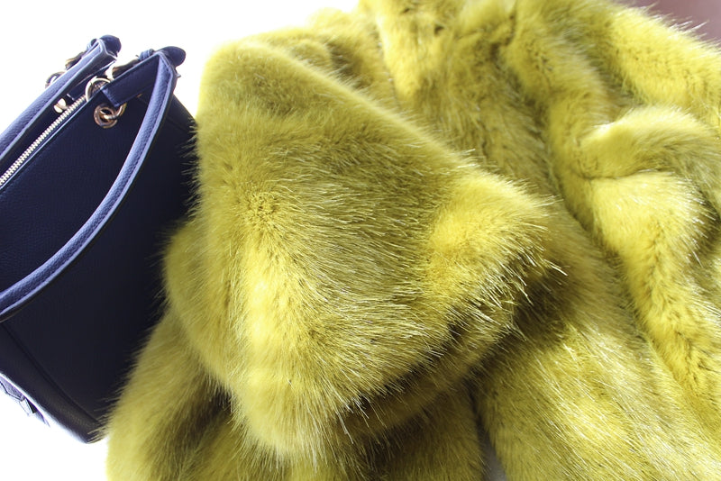 Manteau mi-long ample en vison avec fausse fourrure duveteuse