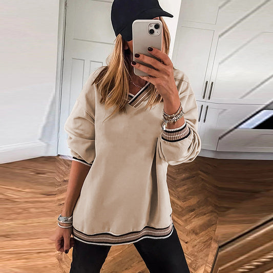 Løs afslappet sweater med kontrastfarvede kanter