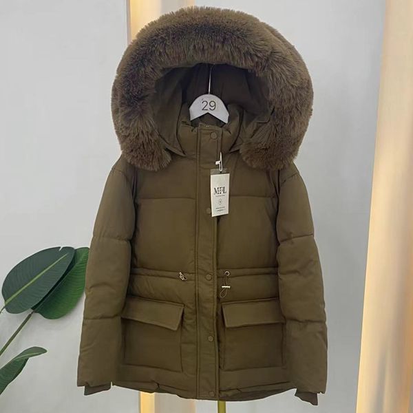Slankende snøretyk frakke med stor pelskrave