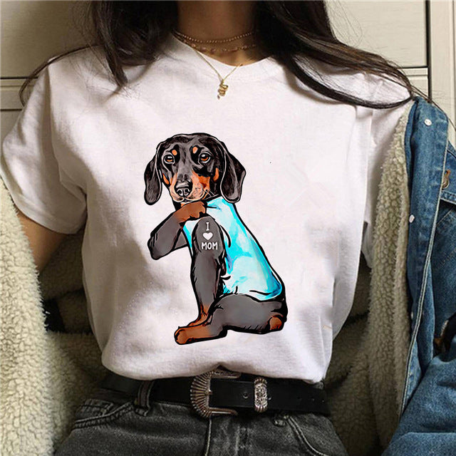 Dame T-shirt med print af gravhund - Min personlige stalker - Sommer
