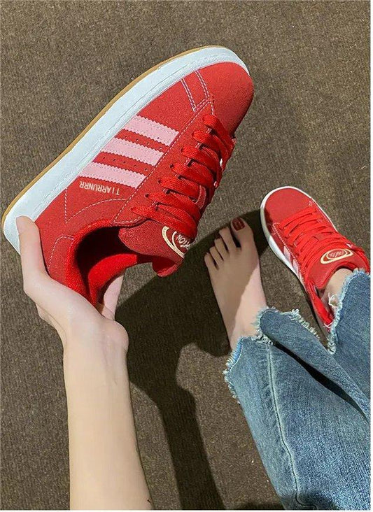 Sneakers med snøre i mesh og lav gummisål
