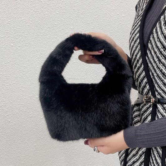 Dame Håndtaske i Imiteret Mink Pels med Trapezform og Håndledsrem