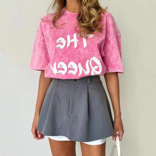Amerikansk Rundhalset T-shirt med Printet Bogstavdesign og Slidt Look