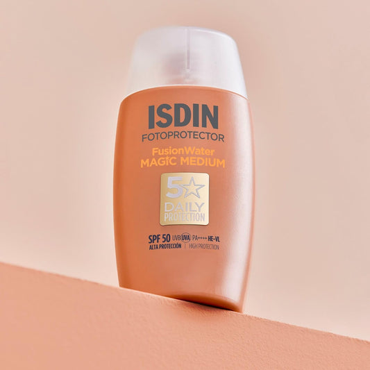 ISDIN Fusion Water Magic Color SPF 50, Protector Solar Facial De Uso Diario Ultraligero Con Color, 3 Tonos Disponibles, 50Ml
