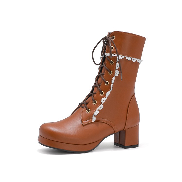 Snørestøvler fra Doc Martens med blondekant