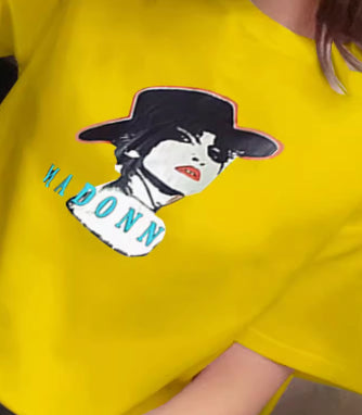 Mandlige og kvindelige par ifører sig studenter-T-shirt med korte ærmer Kvinde