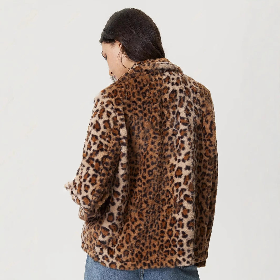 Dámský kabát s přezkou, klopou a zahuštěním s leopardím potiskem