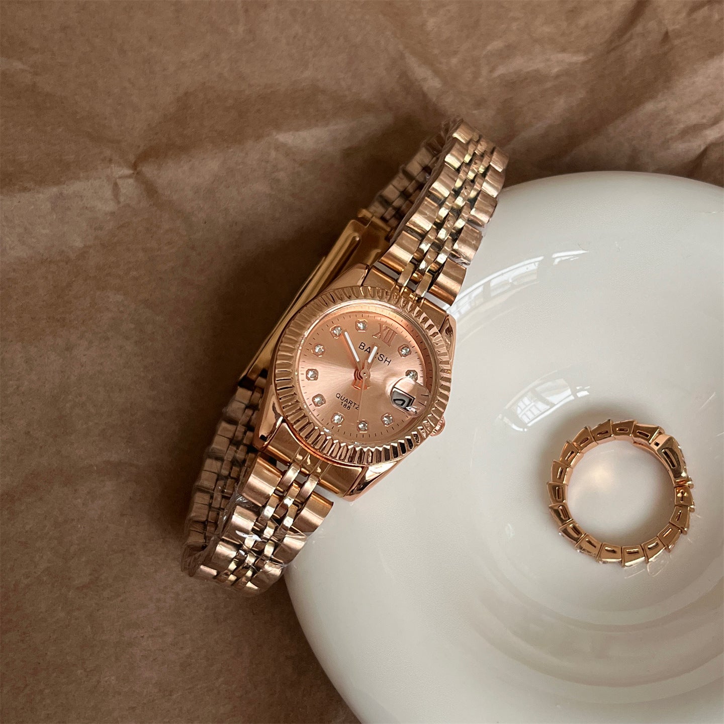 Casual Yet Sophisticated Round Diamond-face Watch