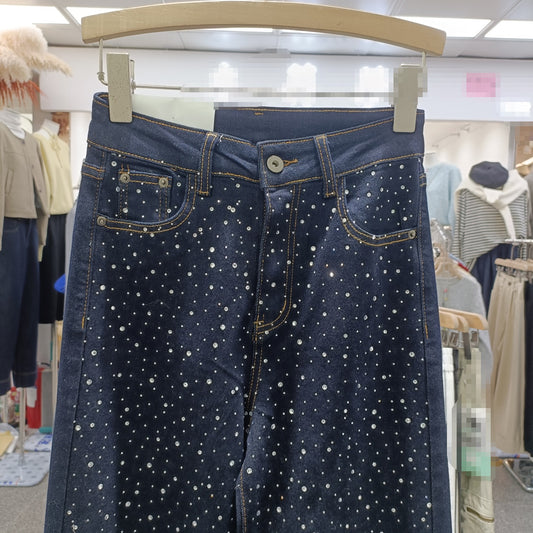 Koreansk-inspirerede mørkeblå rhinstensjeans i afslappet stil
