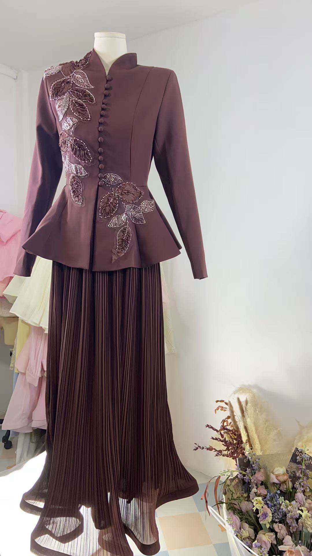 Design A Retro Embroidered Suit And Pleated Skirt Set For International Trade
