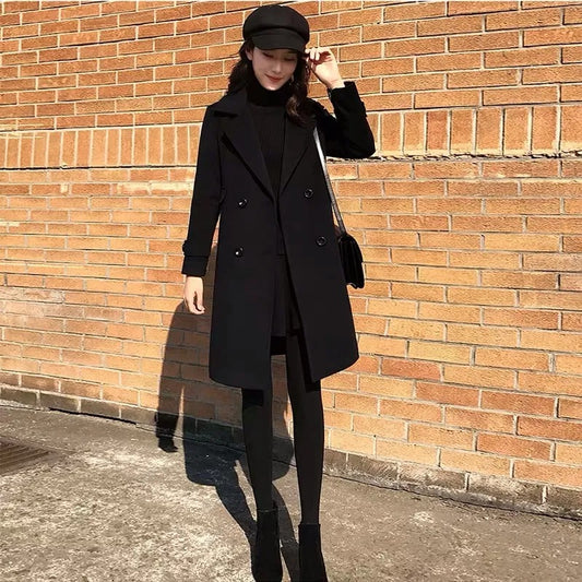 Trendy sort uldfrakke i Chanel-stil