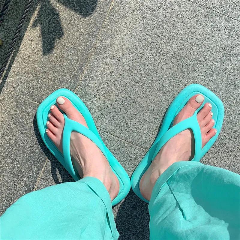 Ensfarvede flip-flops til kvinder med blød sål