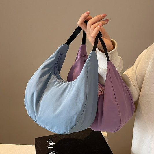 Letvægts Dumpling Taske i Ensfarvet Nylon til Kvinder