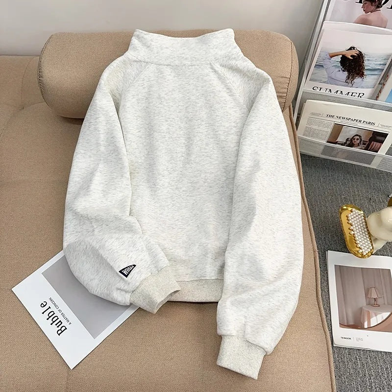 Broderet halvlynlåset sweater med opretstående krave