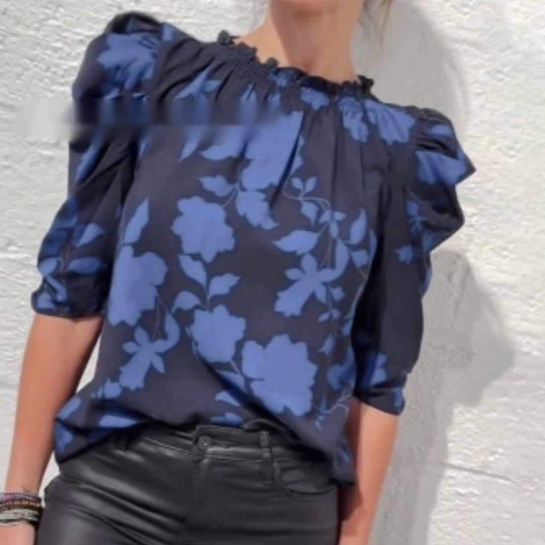 Løstsiddende bluse til kvinder med et stort blomsterprint, V-udskæring og flagermusærmer