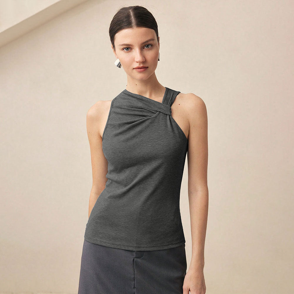 Stylish And Sophisticated Sleeveless Top For Commuting In A Mature Lady Style