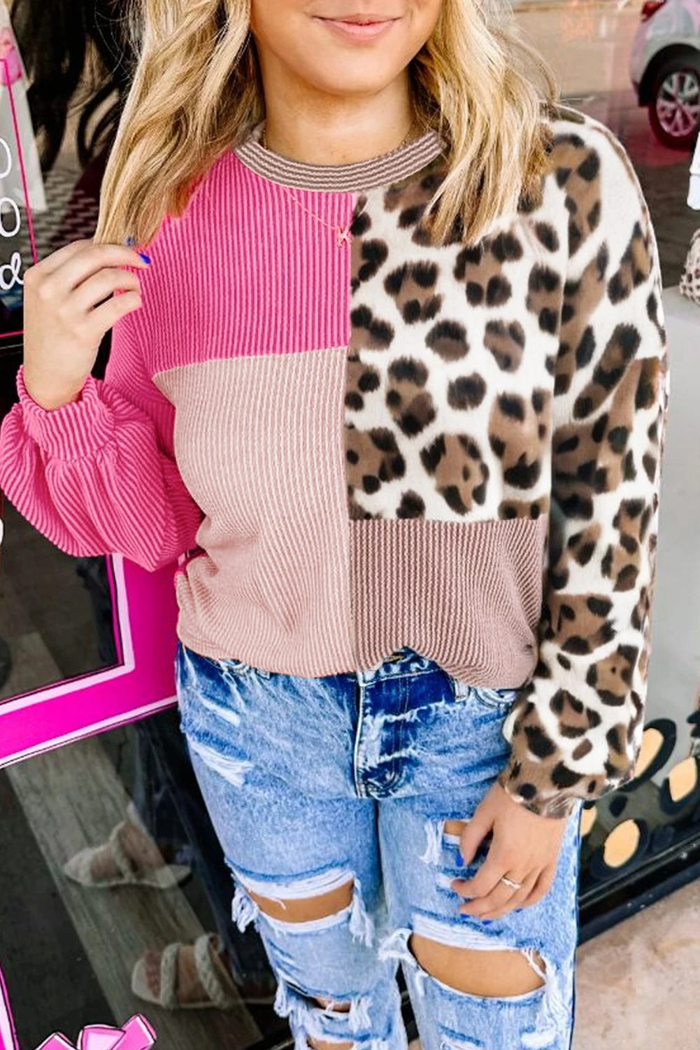 Dame langærmet top med rund hals, rib og farveblok med leopardprint