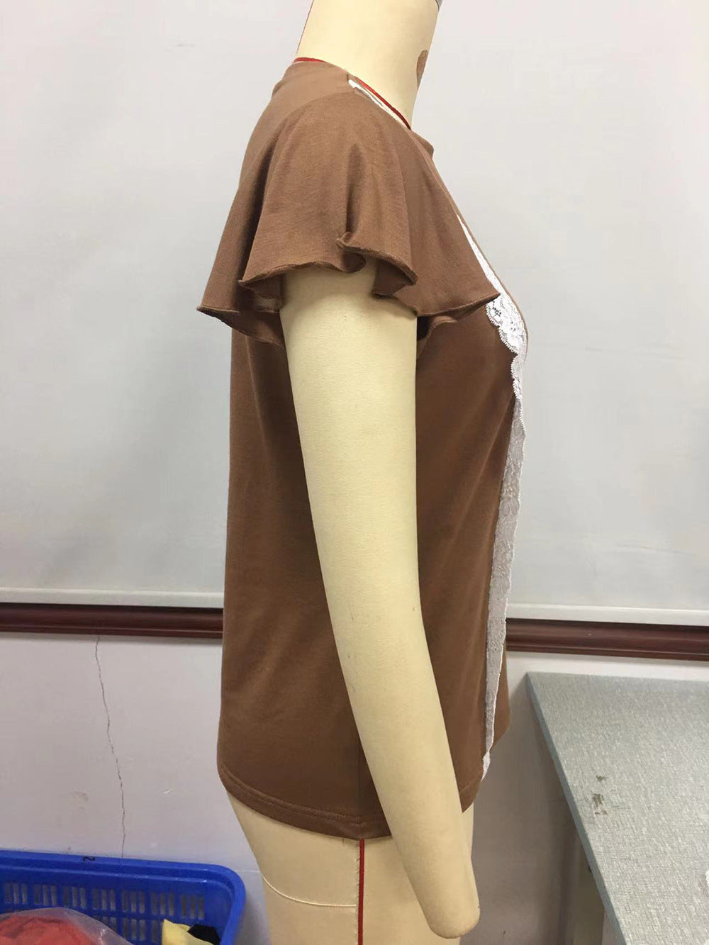 Ensfarvet blonde-T-shirt med korte ærmer og flæser