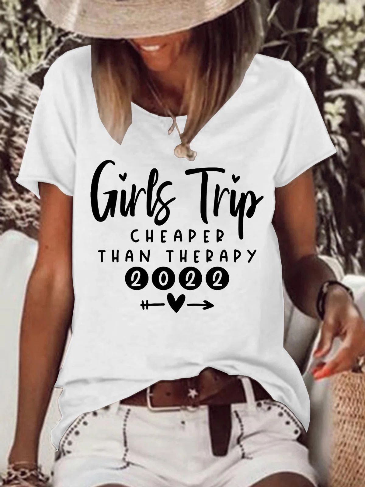 Dame T-shirt med rund hals og print "Than Therapy Girls Trip"
