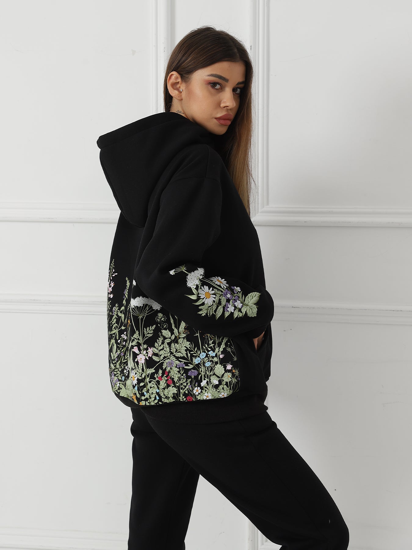 Ensfarvet sweatshirt med blomsterprint og lange ærmer til kvinder